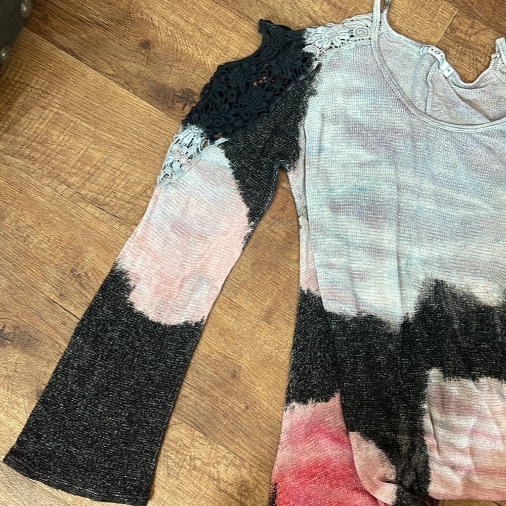 T Partt pink, gray, black and white hi-low cold shoulder sweater. Medium - Picture 3 of 12